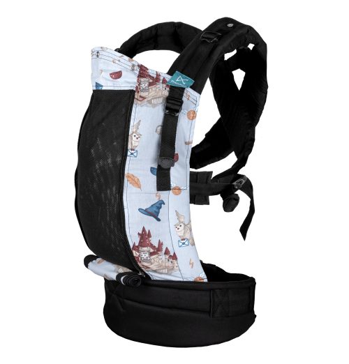 Nosiljka Nosiljka za bebe s dezenom. Ergonomska nosiljka izrađena s mrežicom preko sredine da pruži što bolju prozračnost i ugodnost nošenja ljeti. za bebe s dezenom motiva iz Harry Potter romana. Ergonomska nosiljka izrađena s mrežicom preko sredine da pruži što bolju prozračnost i ugodnost nošenja ljeti.